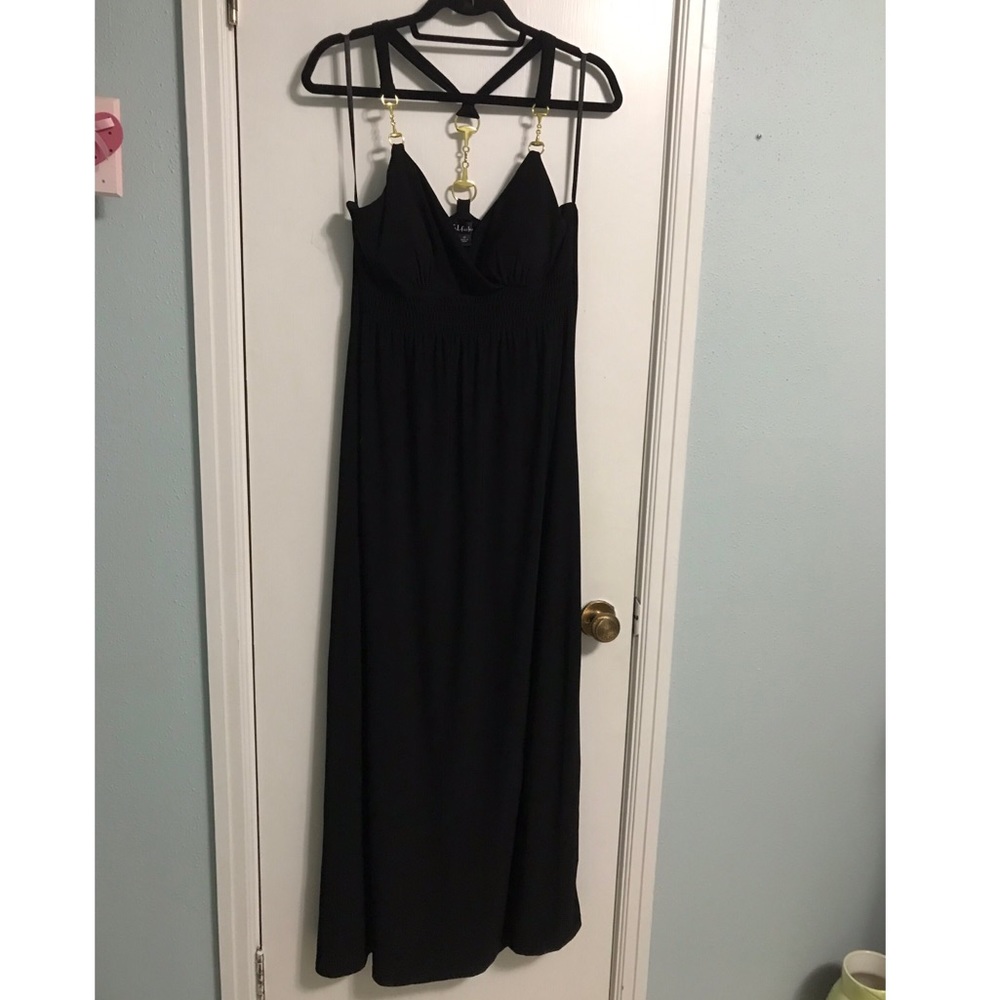Sexy maxi dress w gold details.